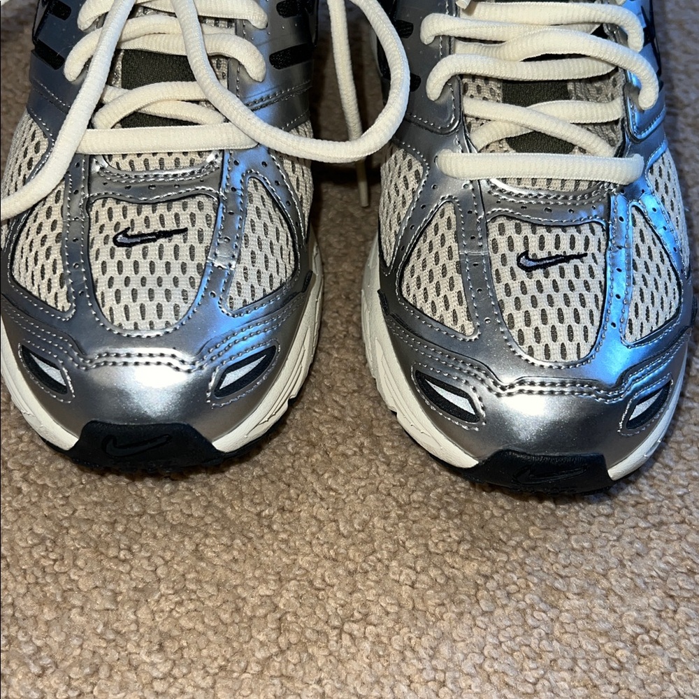 Nike White and Gray Running Shoes - Picture 5 of 8